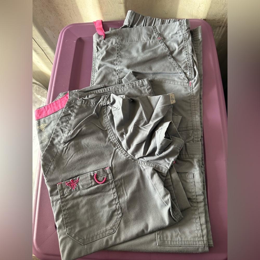 GREY + PINK MED COUTURE SCRUB SET😍😍